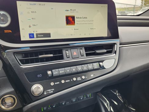 Used 2023 Lexus ES 250 w/ Accessory Package (Z2) AWD/4WD image 9
