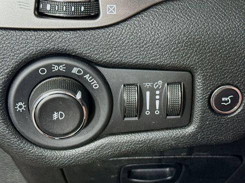 Used 2019 Jeep Cherokee Overland w/ Trailer Tow Group AWD/4WD image 11