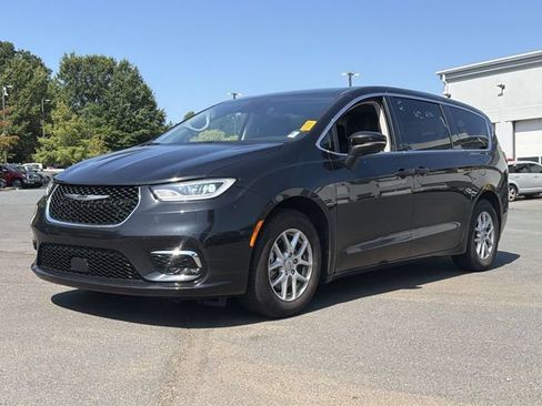Used 2023 Chrysler Pacifica Touring-L FWD image 2