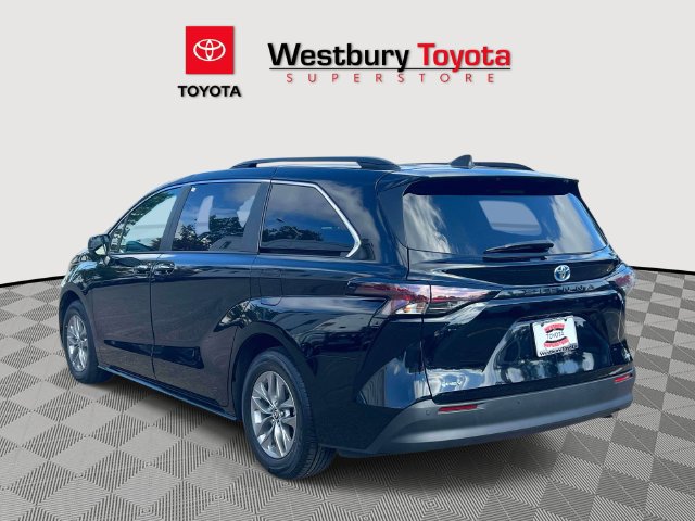 Used 2025 Toyota Sienna XLE FWD image 11