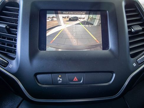 Used 2019 Jeep Cherokee Latitude Plus image 3