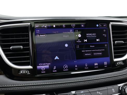 Used 2023 Chrysler Pacifica Limited FWD image 4
