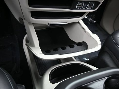 Used 2023 Chrysler Pacifica Touring-L FWD image 25