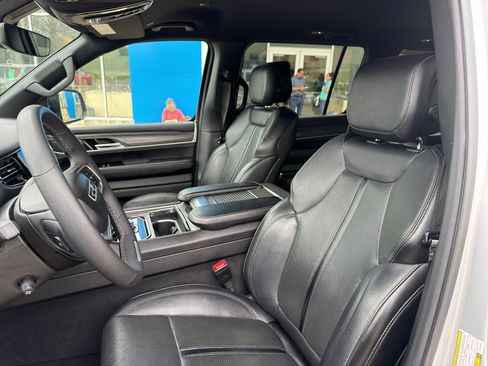 Used 2024 Jeep Wagoneer Series II w/ Flexible Seating Group RWD image 21