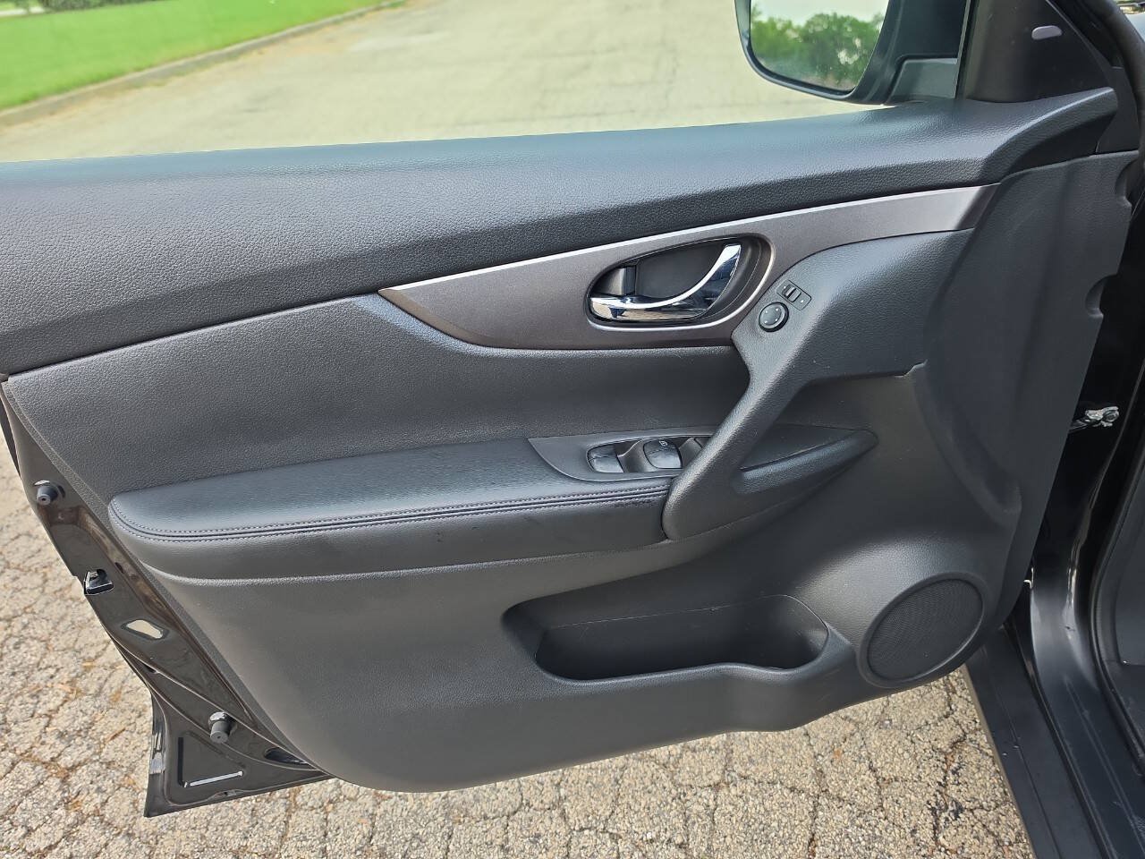 Used 2016 Nissan Rogue SV w/ SV Premium Package AWD/4WD image 8
