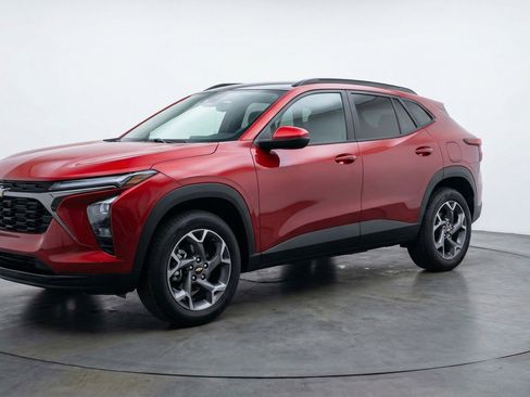 Used 2025 Chevrolet Trax LT w/ LT Convenience Package image 3