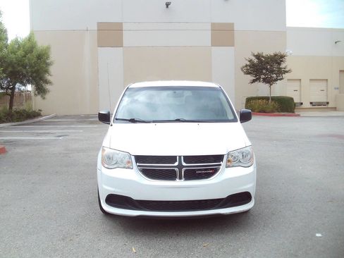 Used 2016 Dodge Grand Caravan American Value Package w/ UConnect Hands-Free Group FWD image 2