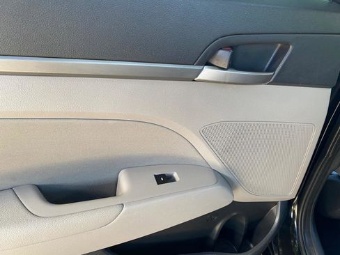 Used 2017 Hyundai Elantra SE image 31