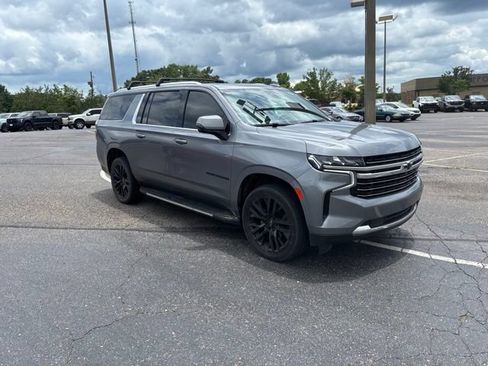 Used 2022 Chevrolet Suburban LT w/ Luxury Package RWD image 1