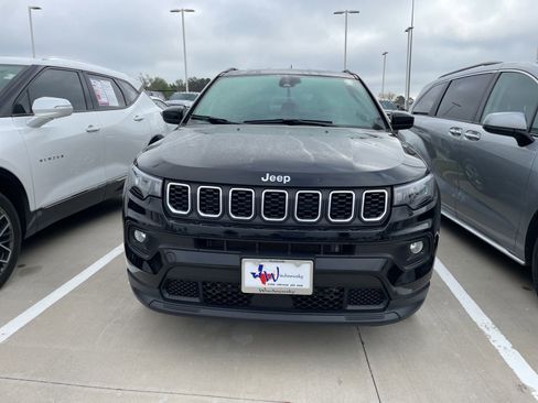 Used 2025 Jeep Compass Latitude image 2