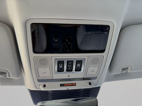 Used 2025 Land Rover Discovery S AWD/4WD image 26