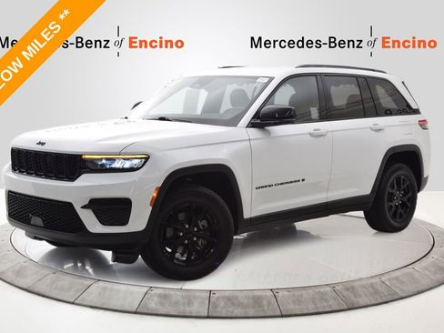 Used 2024 Jeep Grand Cherokee Altitude RWD image 1