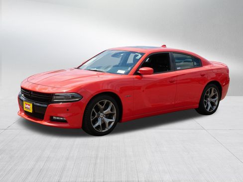 Used 2017 Dodge Charger R/T w/ Plus Group RWD image 3