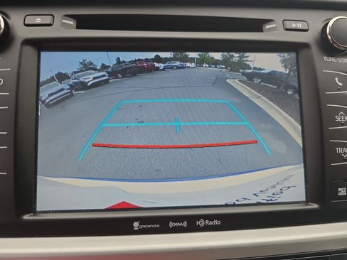 Used 2019 Toyota Highlander XLE AWD/4WD image 24