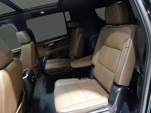 Used 2025 Chevrolet Suburban High Country AWD/4WD image 38