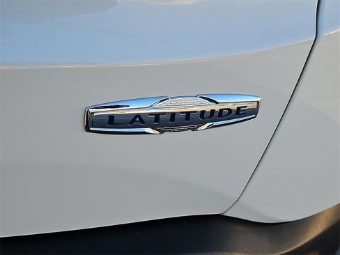 Used 2022 Jeep Renegade Latitude w/ Convenience Group image 12