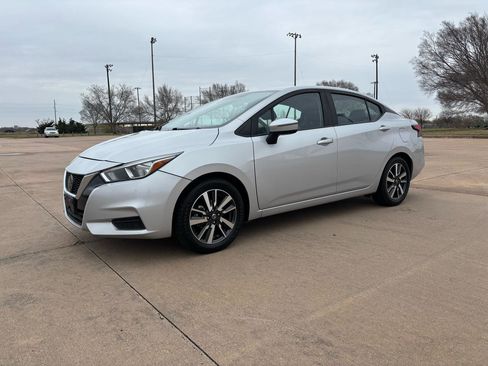 Used 2021 Nissan Versa SV image 2