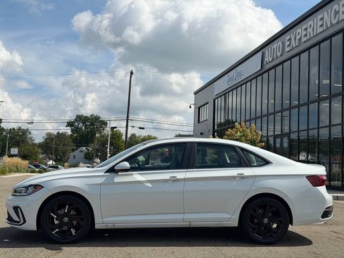 Used 2026 Volkswagen Jetta SE FWD image 2