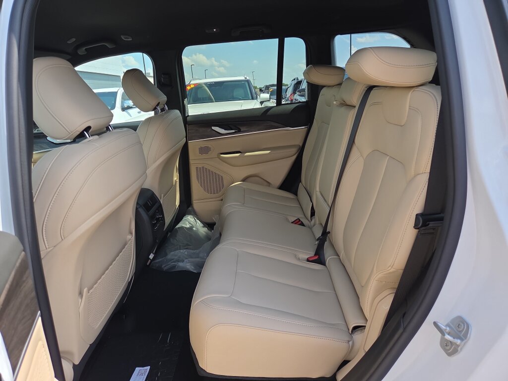 New 2026 Jeep Grand Cherokee Limited RWD image 7