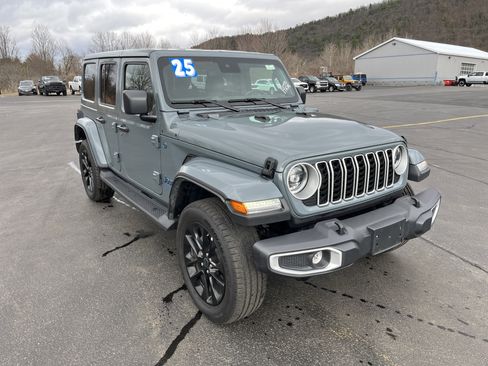 Used 2025 Jeep Wrangler Sahara image 3