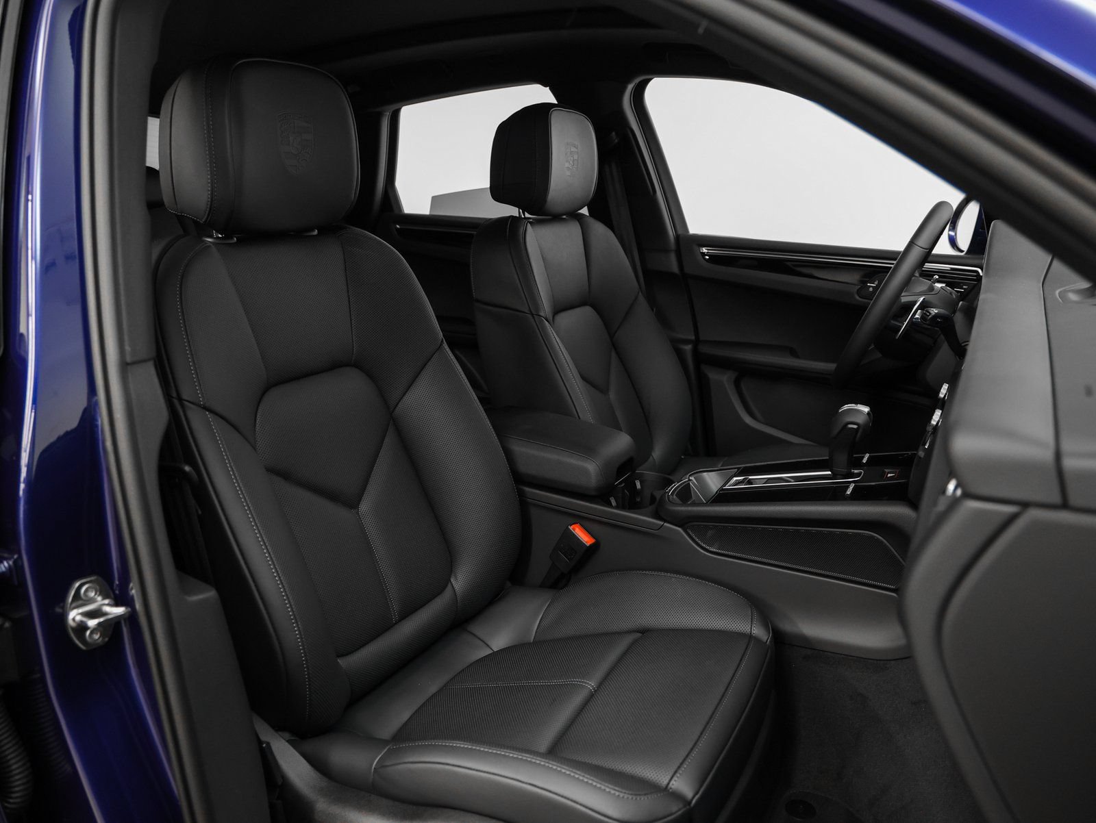 Certified 2025 Porsche Macan AWD/4WD image 20