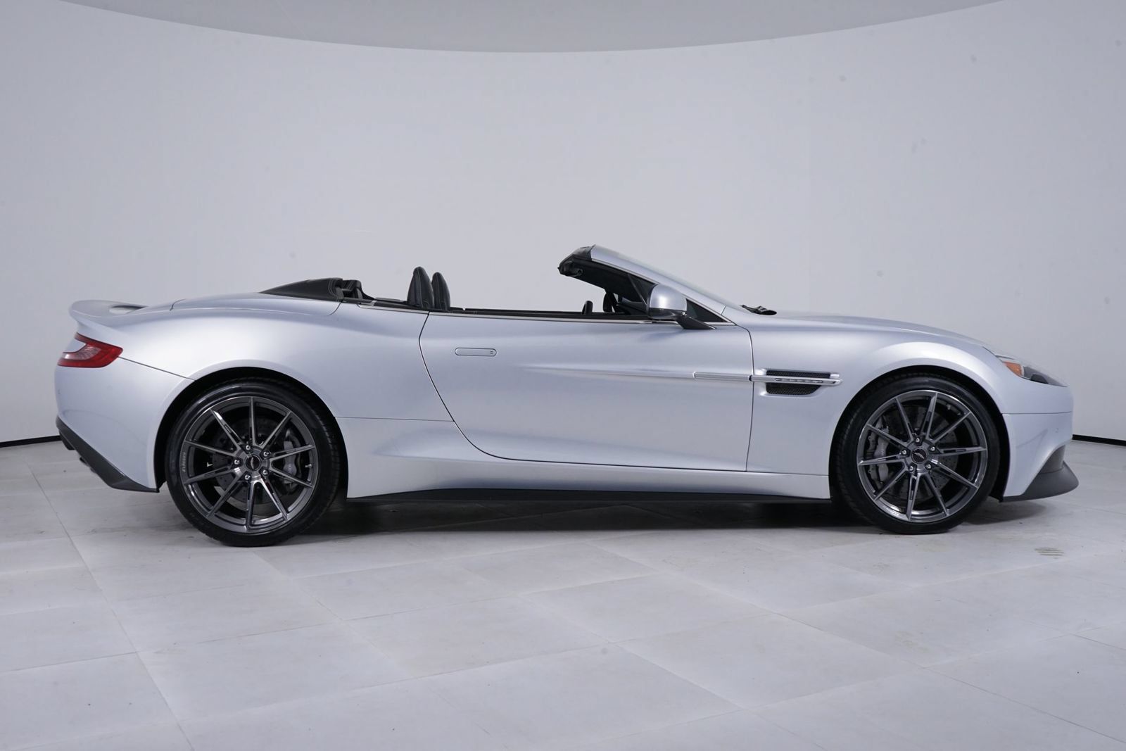 Used 2016 Aston Martin Vanquish Volante RWD image 8