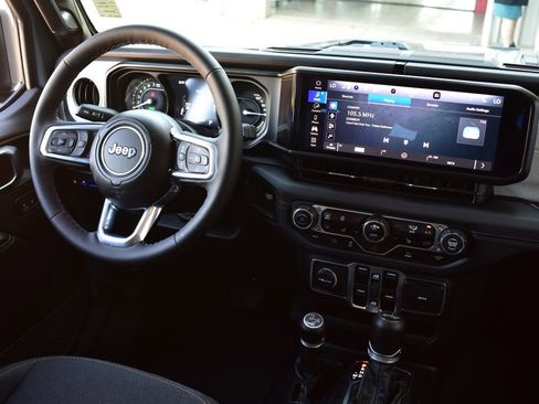 Used 2025 Jeep Wrangler Unlimited Sahara AWD/4WD image 35