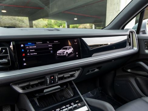 Certified 2025 Porsche Cayenne image 35