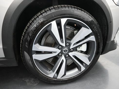 Used 2025 Volvo V60 B5 Cross Country Plus image 17