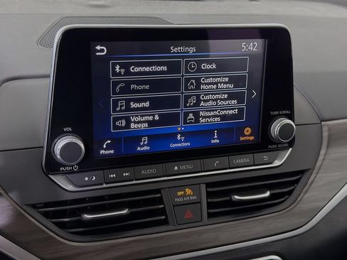 Used 2025 Nissan Altima 2.5 SV FWD image 29