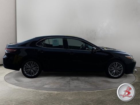 Used 2018 Toyota Camry XLE image 8