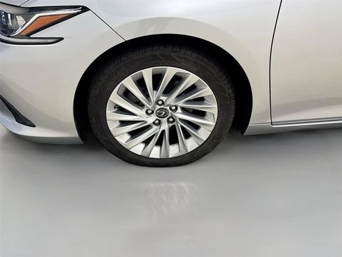 Used 2019 Lexus ES 300h w/ Luxury Package image 31