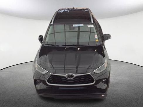 Used 2024 Toyota Highlander XLE image 2