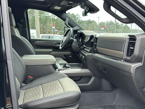 Used 2024 Chevrolet Silverado 2500 ZR2 w/ Technology Package image 10