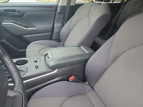 Used 2024 Toyota Highlander LE image 21