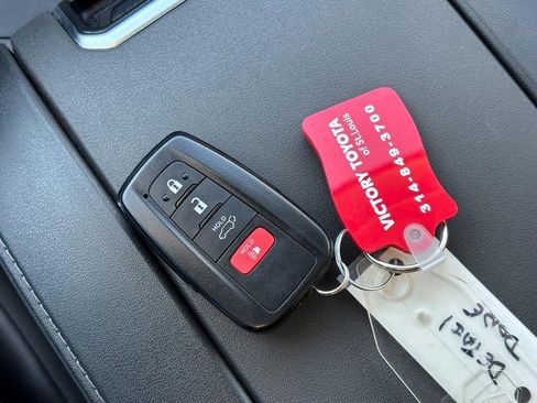 Used 2023 Toyota Highlander XLE image 7