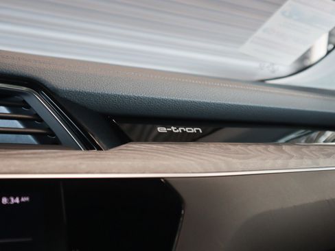 Used 2022 Audi e-tron Premium w/ Convenience Plus Package image 25