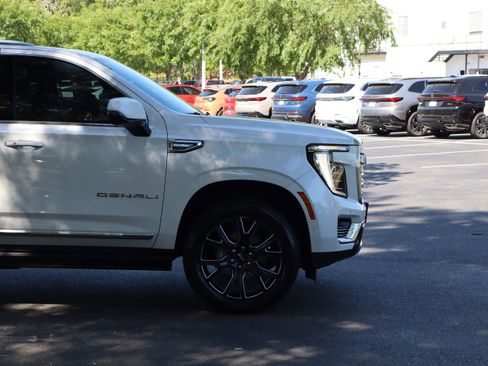 Used 2025 GMC Yukon Denali w/ Denali Reserve Package image 11