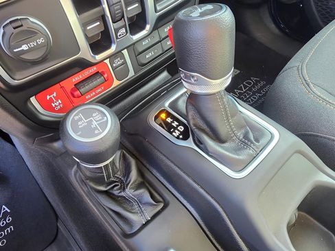 Used 2025 Jeep Wrangler Willys AWD/4WD image 25