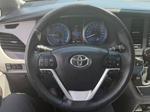 Used 2018 Toyota Sienna XLE w/ XLE Navigation Package FWD image 38