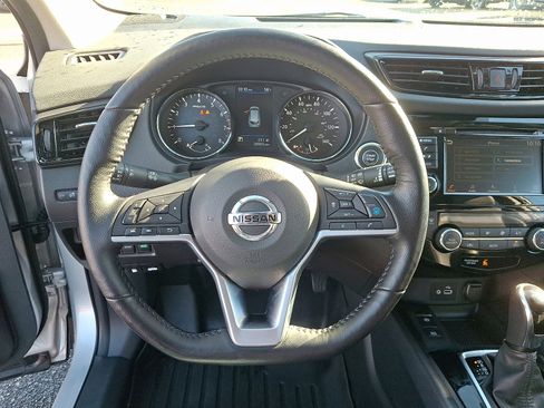 Used 2022 Nissan Rogue Sport SV w/ Technology Package image 19