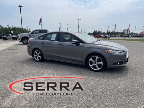 Used 2013 Ford Fusion SE FWD image 1