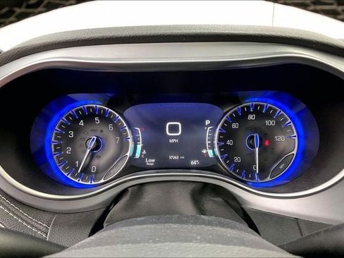 Used 2025 Chrysler Pacifica Limited FWD image 25