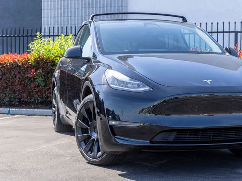 Used 2023 Tesla Model Y AWD image 12