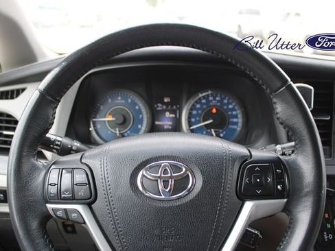 Used 2017 Toyota Sienna XLE Premium FWD image 27