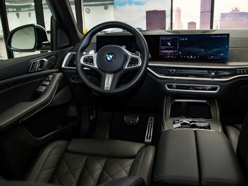Used 2025 BMW X7 xDrive40i w/ M Sport Package AWD/4WD image 16