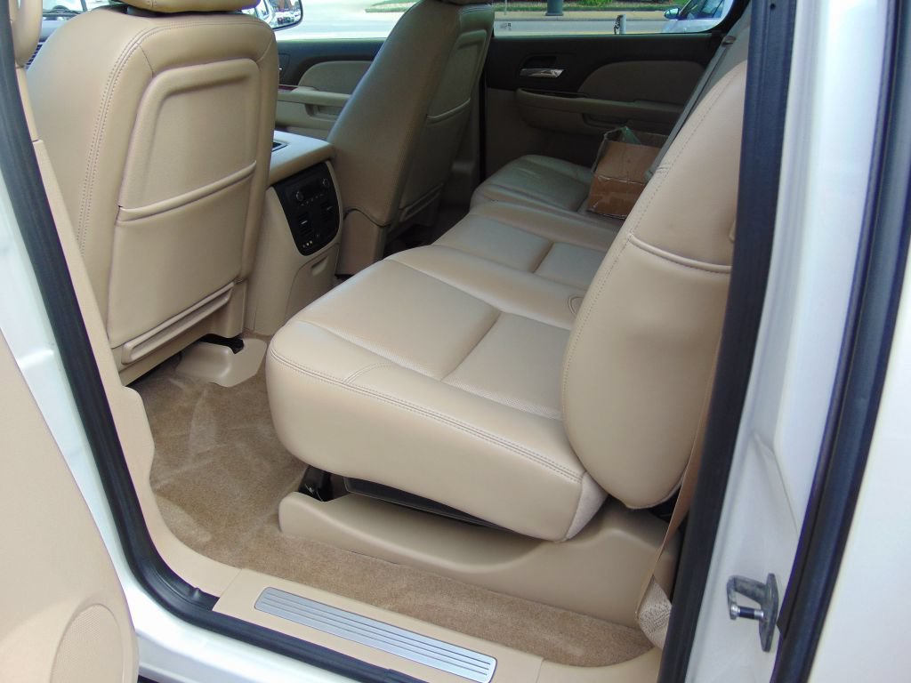 Used 2010 Chevrolet Avalanche LTZ AWD/4WD image 3
