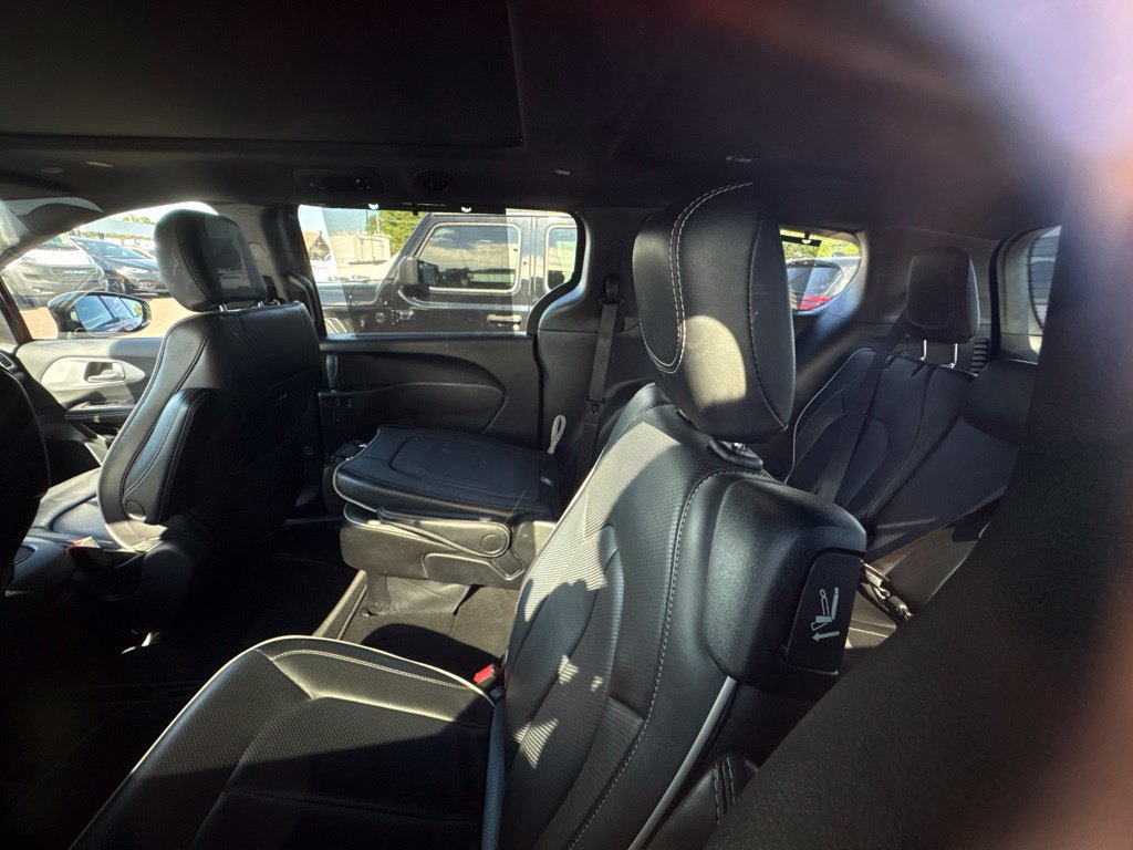 Used 2025 Chrysler Pacifica Limited FWD image 6