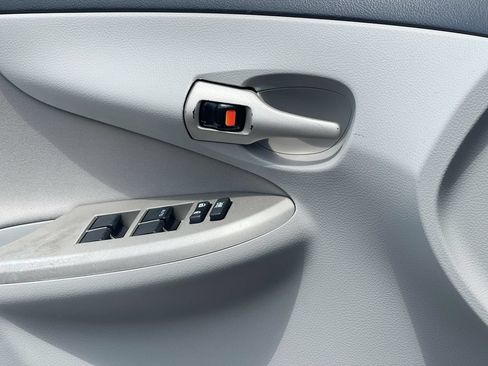 Used 2013 Toyota Corolla LE FWD image 7