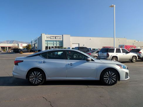 Used 2024 Nissan Altima 2.5 SV image 2